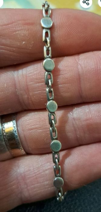 Pulseiras vintage em prata contrastada.