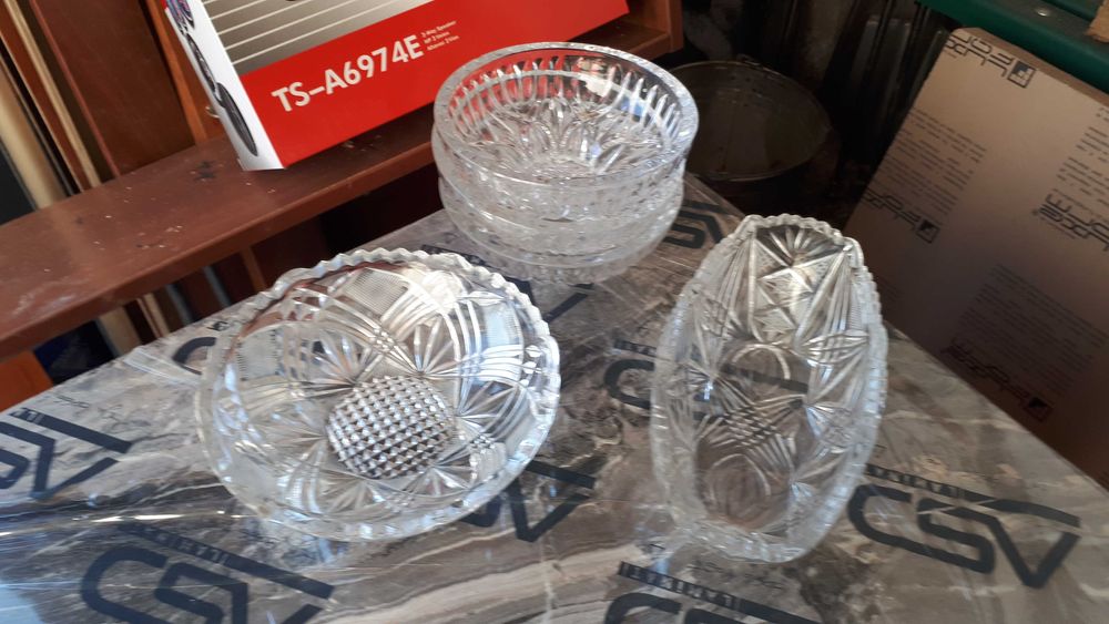 Продам хрустальну салатницю