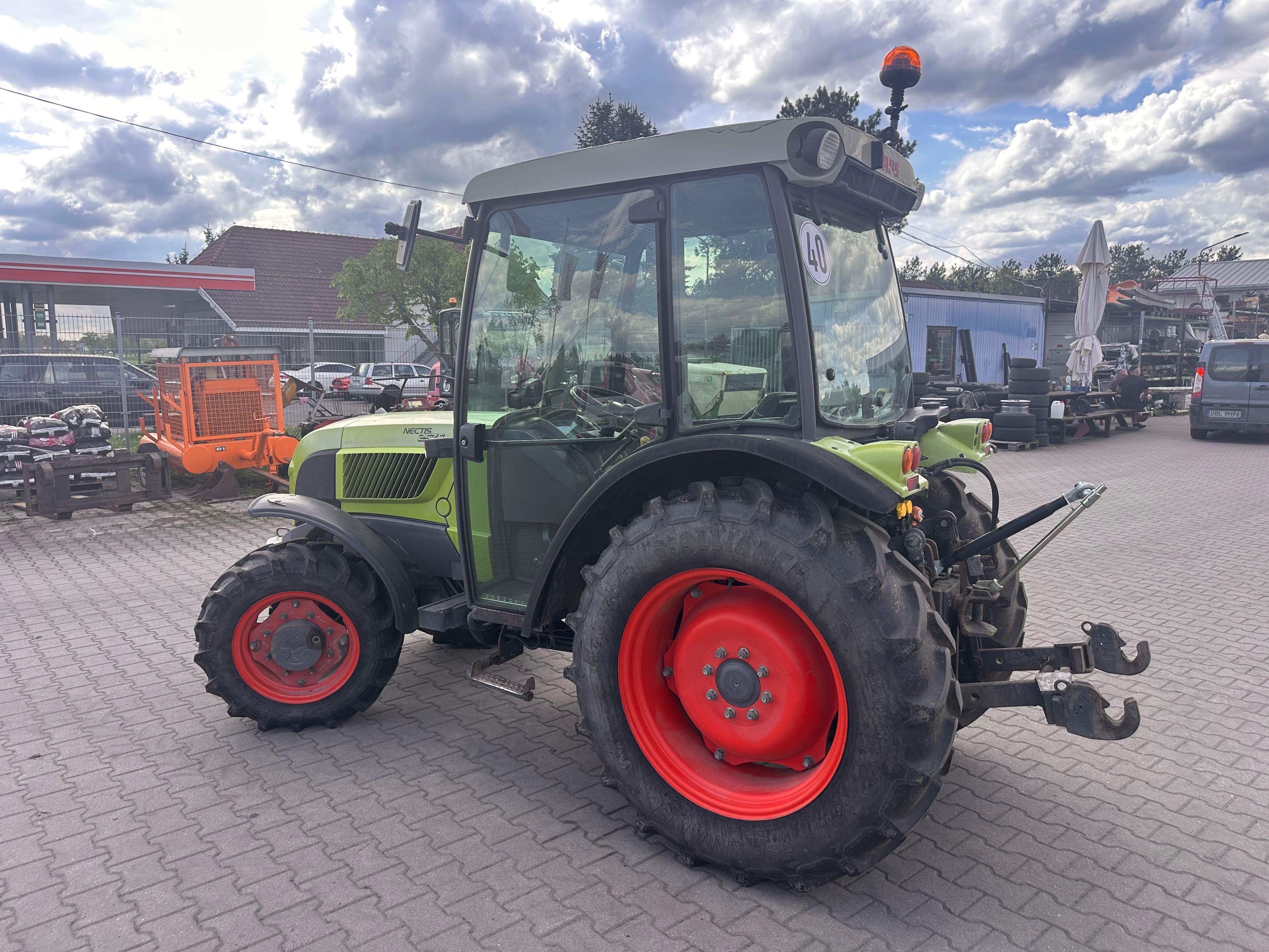 Ciągnik sadowniczy CLAAS NECTIS 257F 90 PS 4X4 Klima