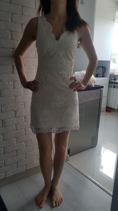 Sukienka beżowa z koronką