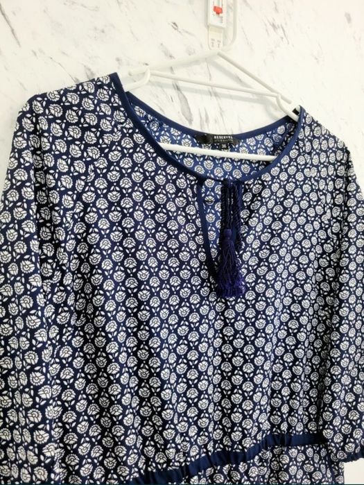 Sukienka boho w drobne kwiaty rękaw ¾ chwosty