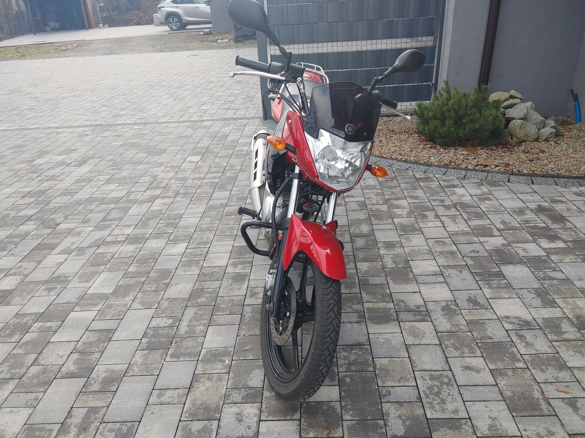Motocykl czerwona Yamaha YBR 125