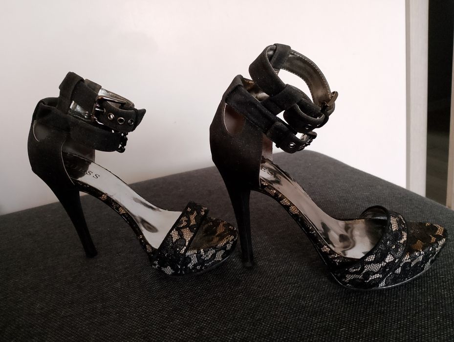 Koronkowe szpilki Guess