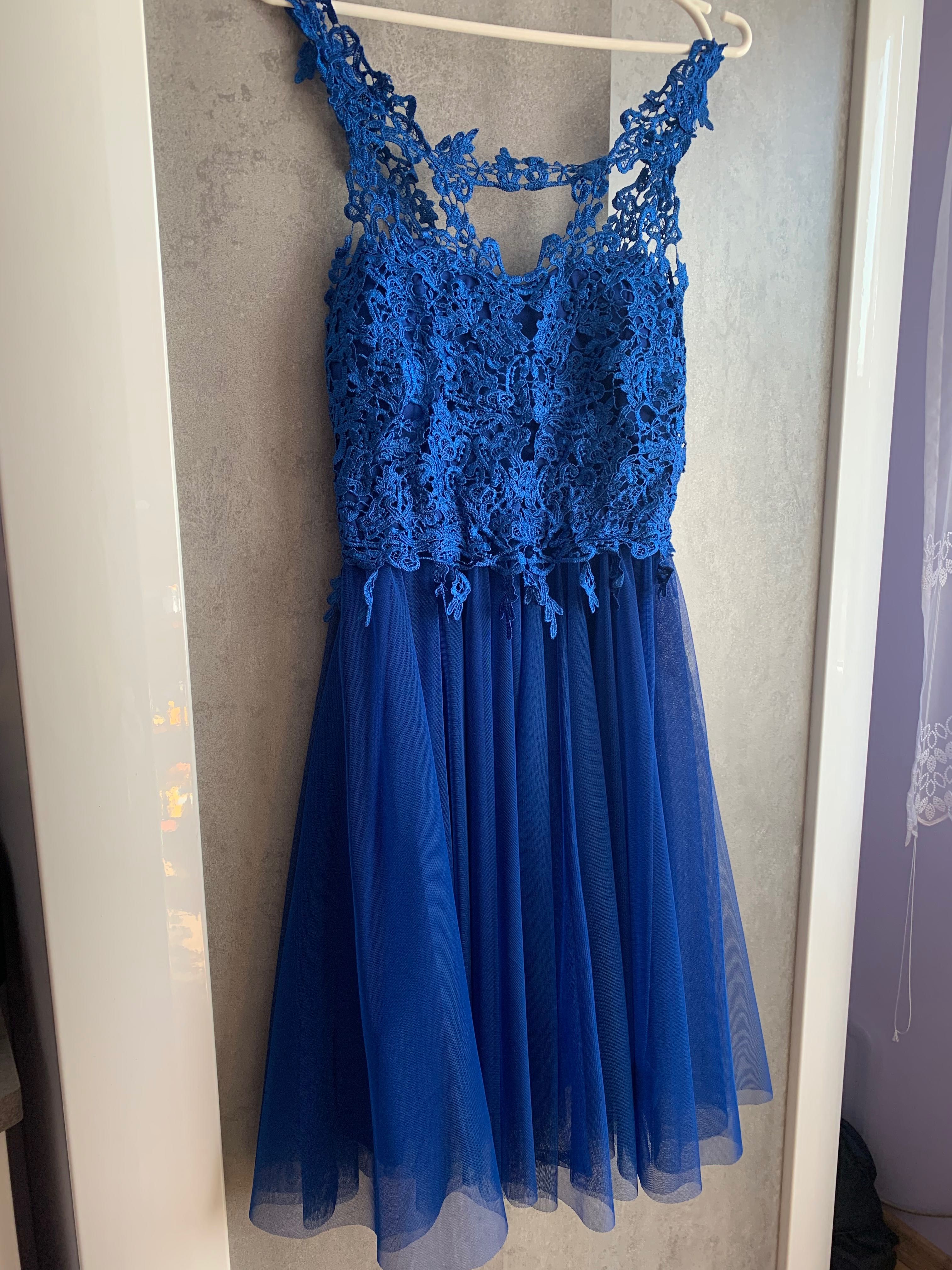 Piękna kobaltowa granatowa niebieska sukienka tiulowa przed kolano