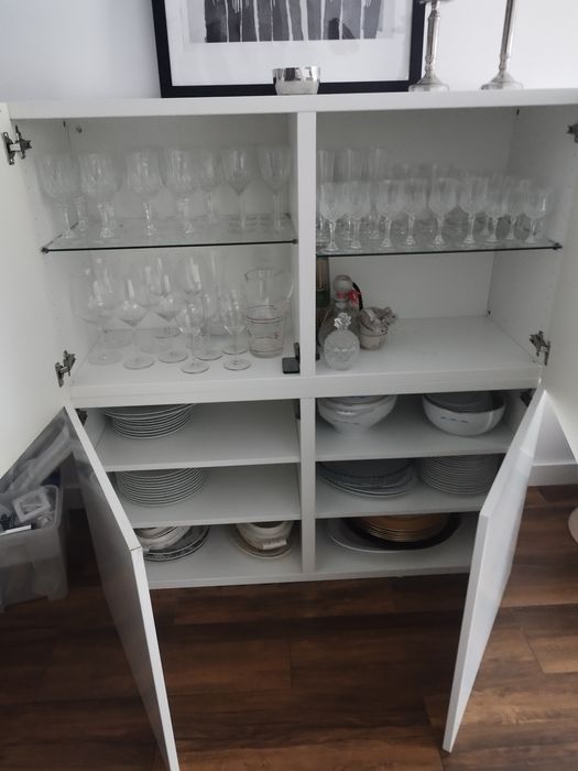 Aparador IKEA espaçoso