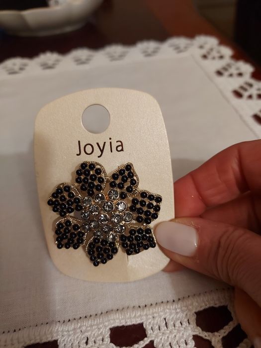 Broche Flor c/ 7 pétalas Pretas e Centro Cinzento.