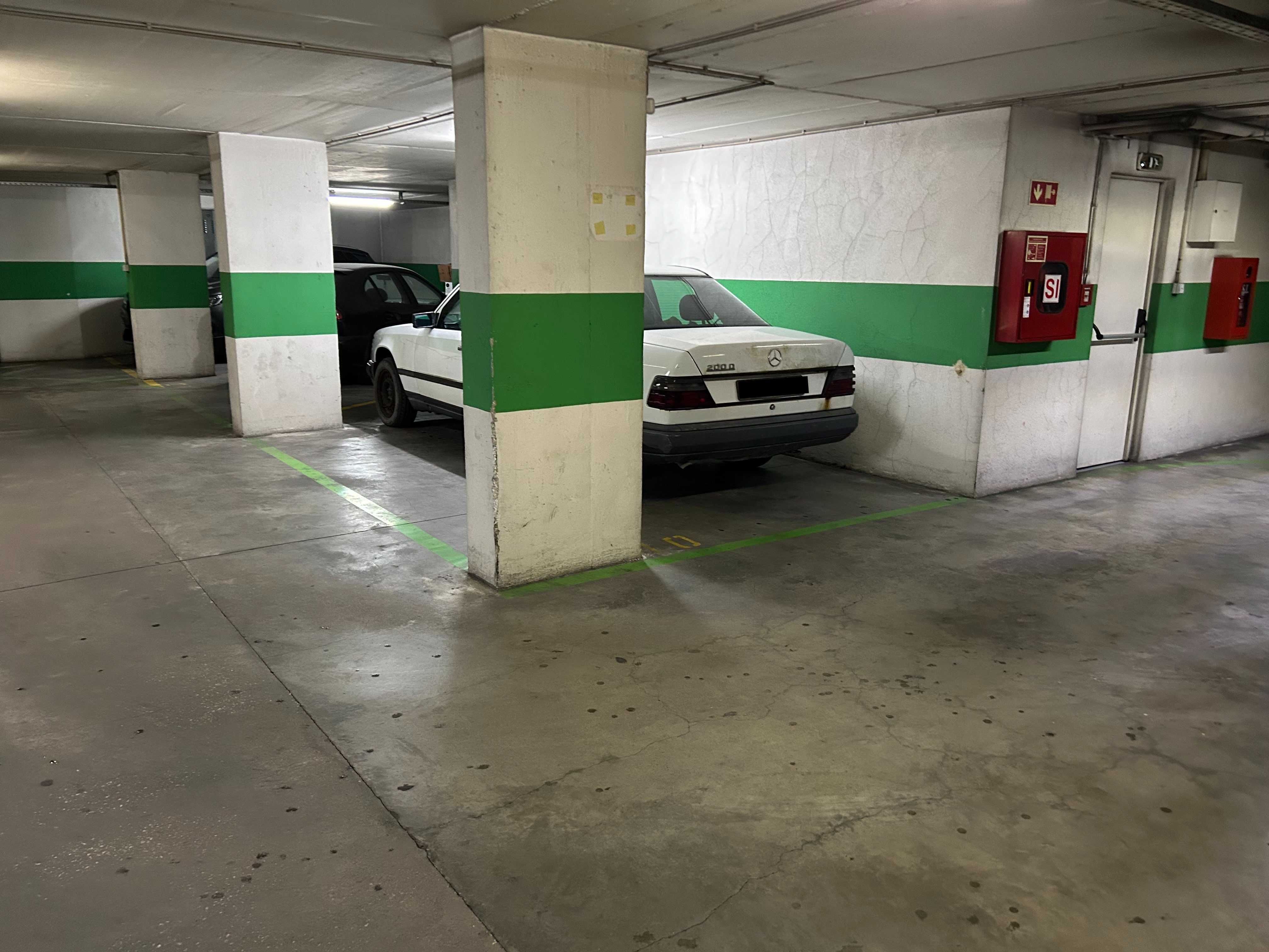Garagem Parqueamento em Algueirão Mem Martins