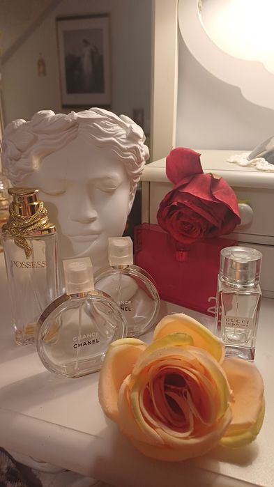 Kolekcje flakoników i opakowań po perfumach,