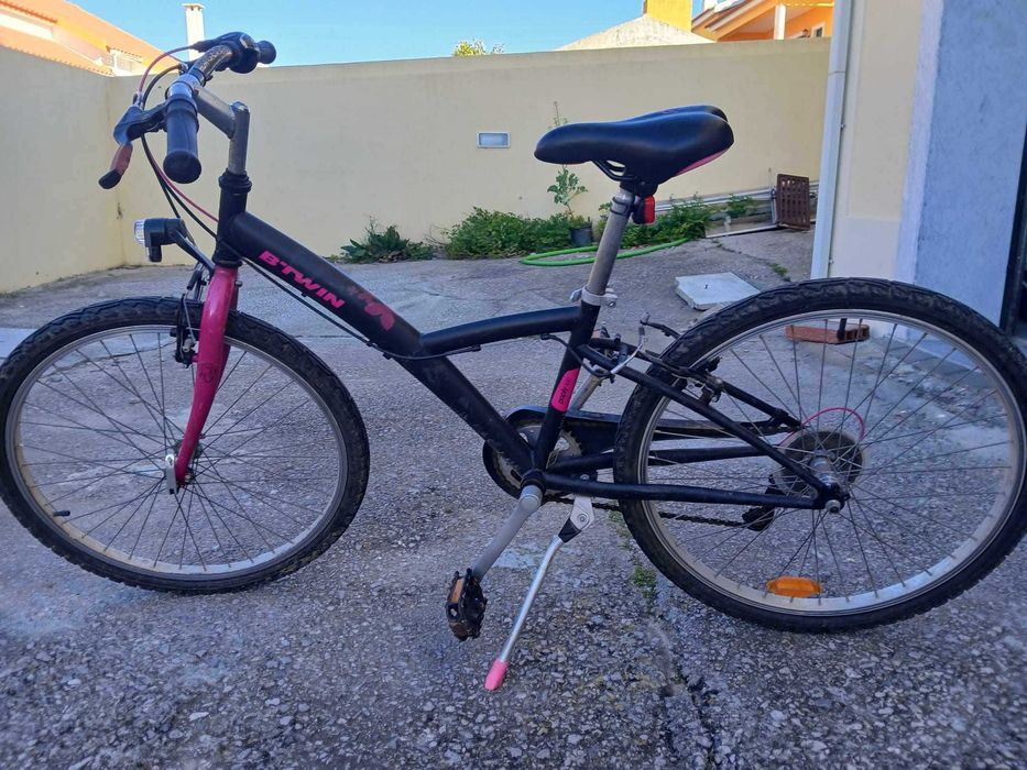 Bicicleta de menina preta e rosa