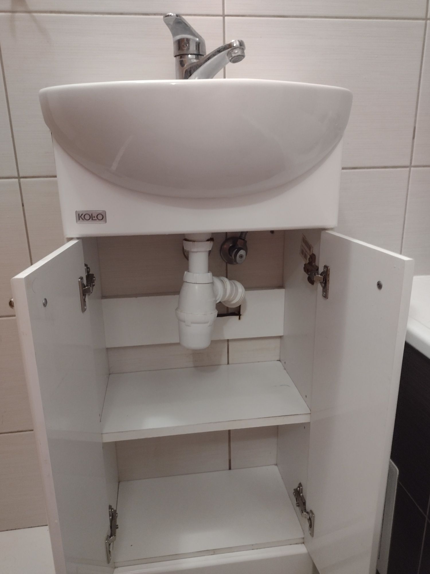 Sprzedam umywalkę z bateria i szafka.