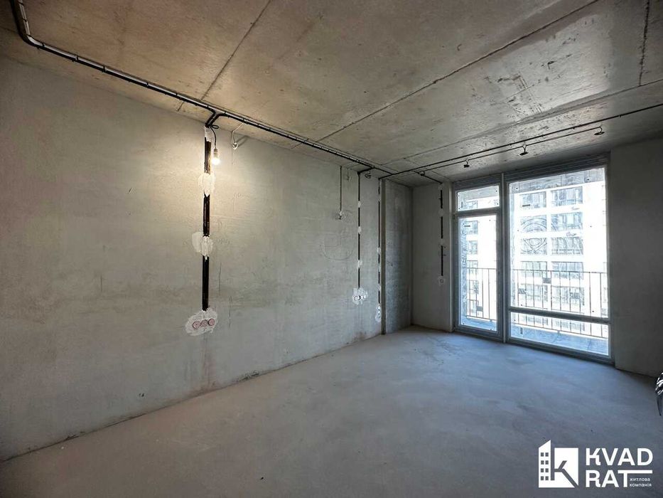 Здана двокімнатна квартира з чорновим ремонтом.