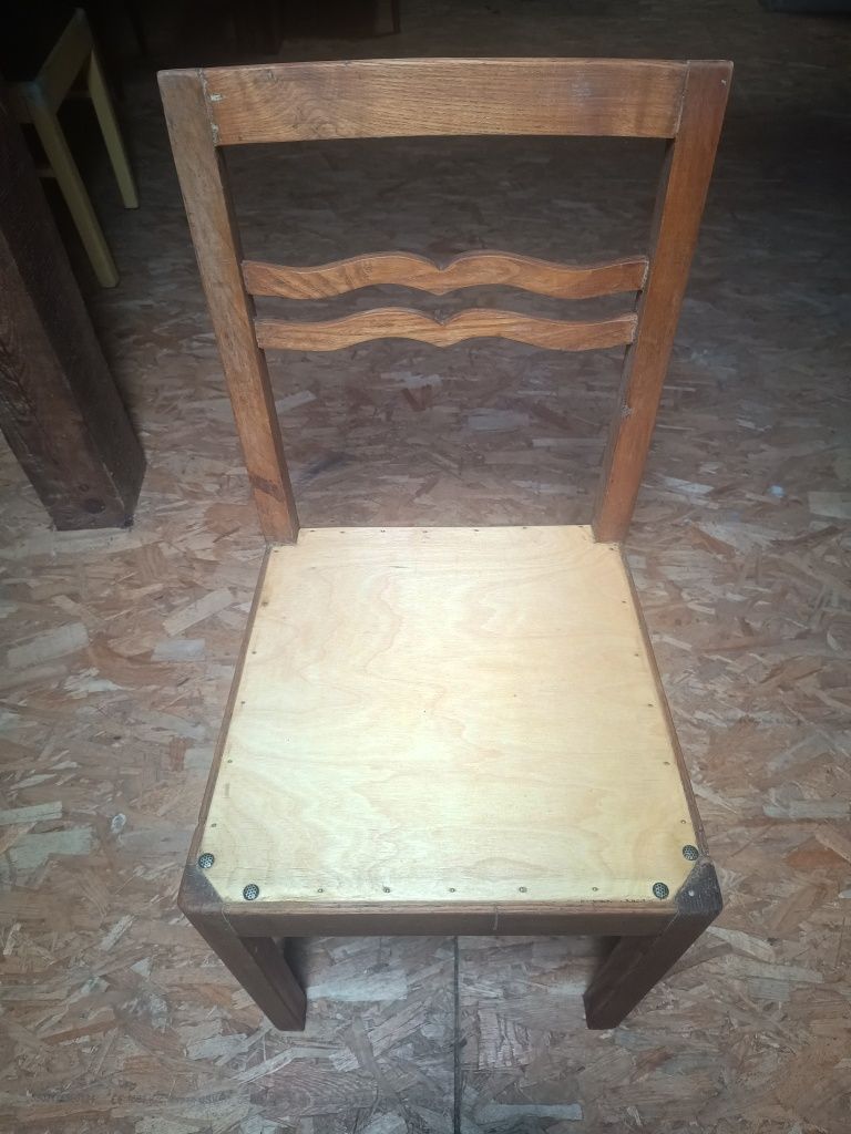 Stare ciekawe krzesło lite drewno z drewnianym siedziskiem