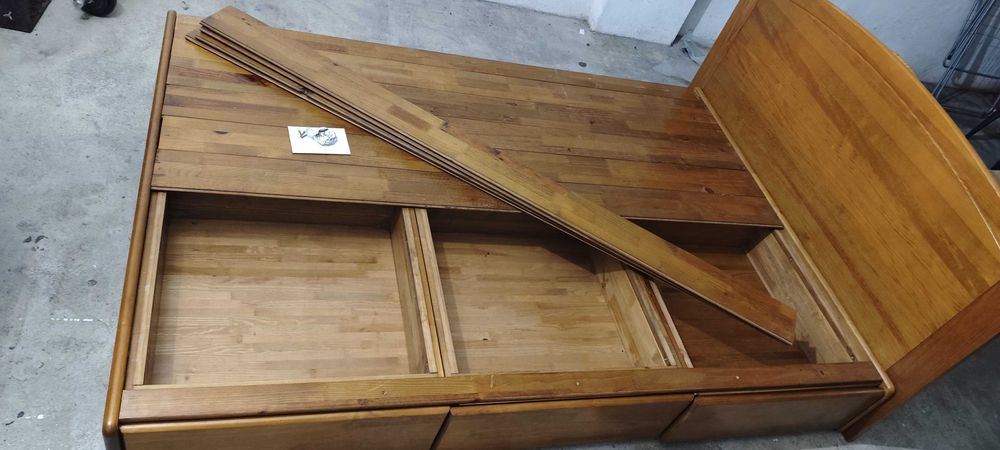 Cômoda, Espelho, 2 Mesas De Cabeceira e Cama Casal em bom estado