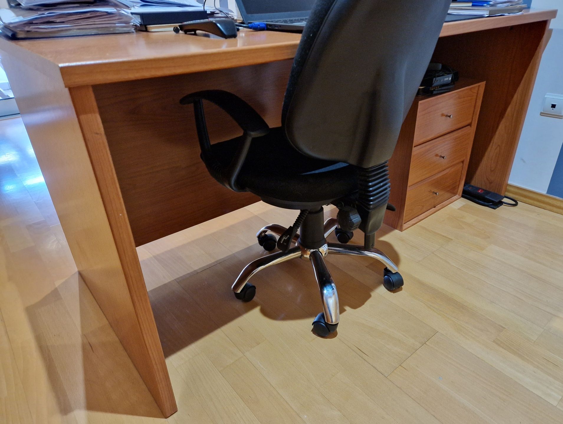 Secretária com cadeira de escritório e módulo de 3 gavetas