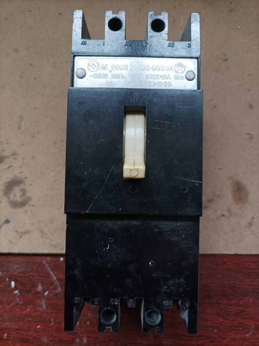 Автоматичний електричний вимикач