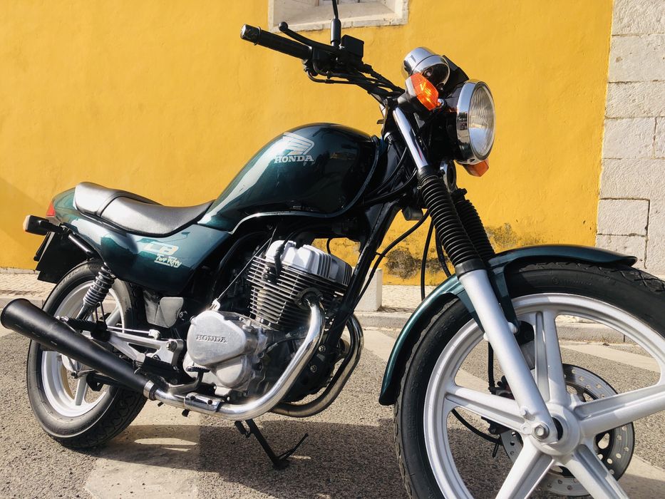 Moto CB em otimo estado com poucos kms preço pouco negociavel , dispon