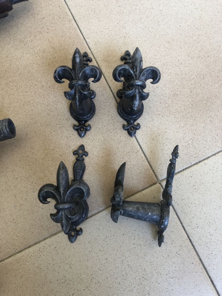 Armas antigas decorativas com suportes (réplicas)