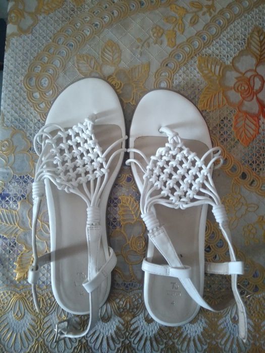 Продам босоножки