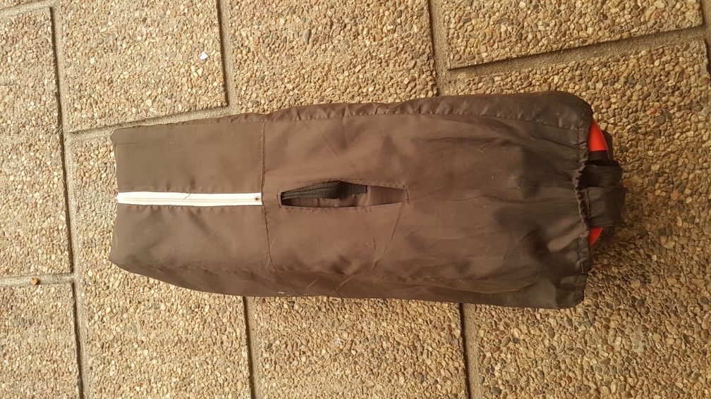 Cama de viagem de bebé.