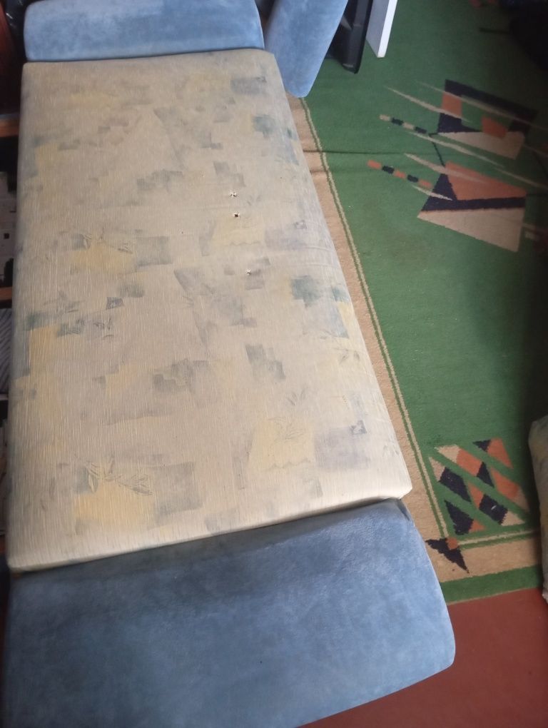 Диван,2х спальный,место под бельё,4 подушки