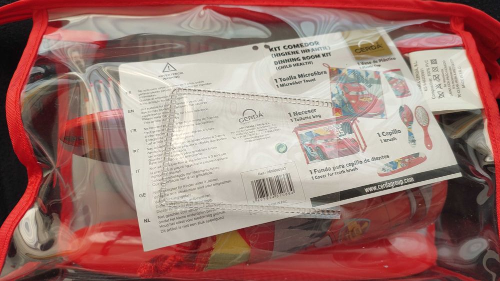 Estojos de higiene das séries Cars e PJ-Masks