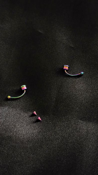 Fake piercing kolor tęczowy fałszywy kolczyk uniseks