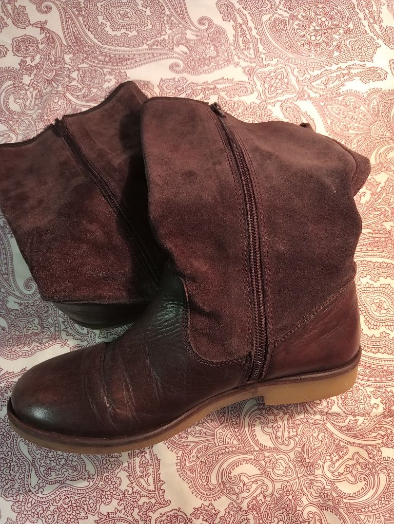Botas de cano alto escuras