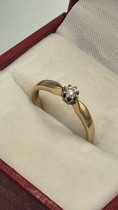 Złoty pierscionek zareczynowy z diamentem