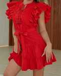 Vestido com folhos
