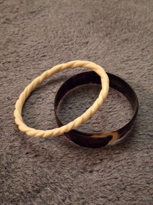 Duas pulseiras em matéria nobre