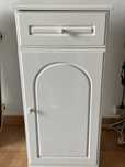 Movel branco com uma gaveta