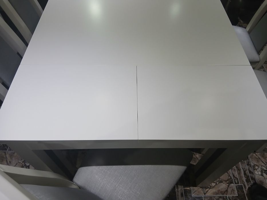 Mesa de jantar sem cadeiras