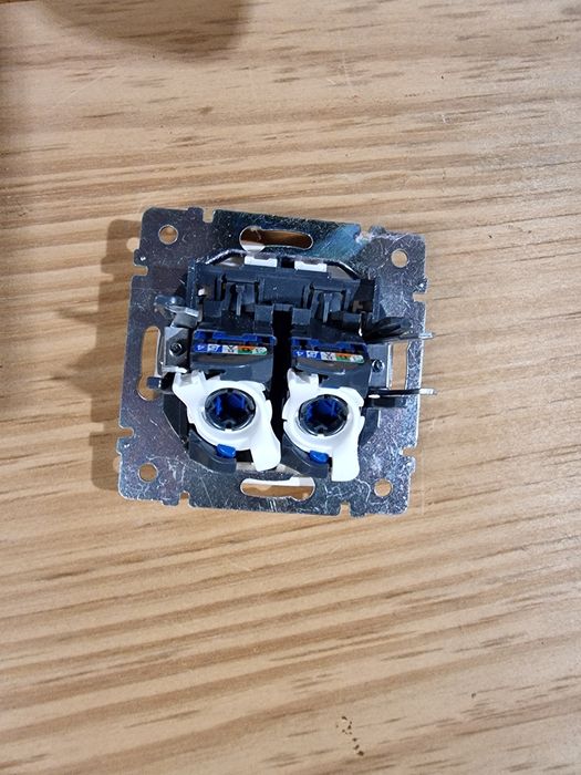 Tomada dupla RJ45 + oferta