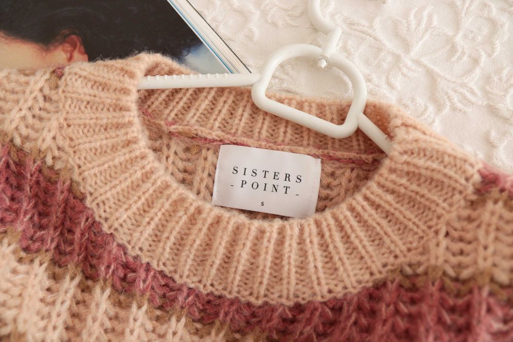 Pastelowy sweter w paski SISTERS POINT S 36 basic massimo dutti ciepły