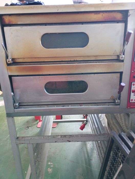 Tanio Sprzedam piec do pizzy i stoliki.