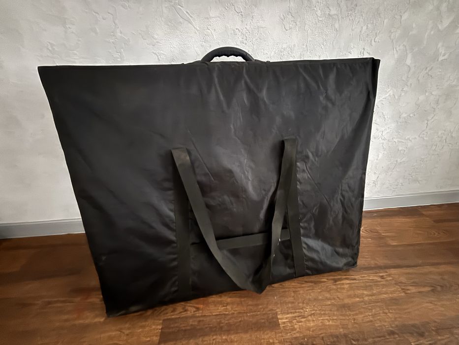 Складной массажный стол в хорошем состоянии.