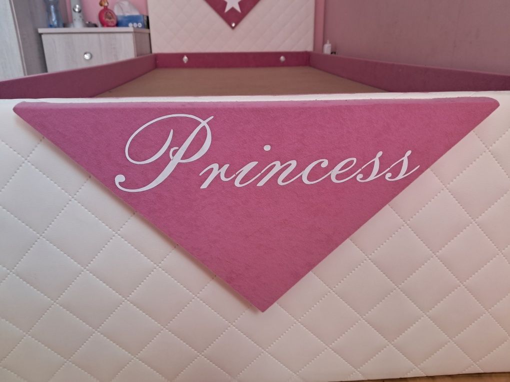 Łóżko Princess tapicerowane , jak nowe.