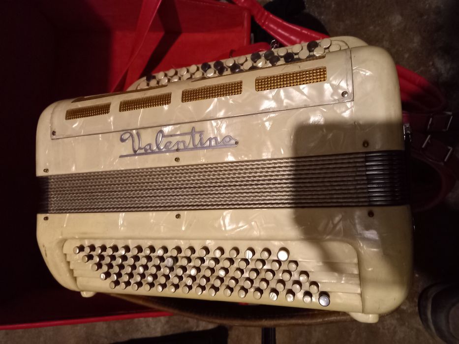 Acordeão muito antigo mas a tocar bem