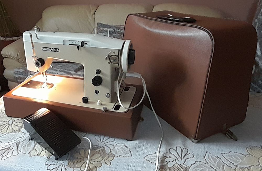 Maszyna do szycia Łucznik 466 w fabrycznej walizce