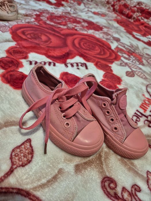 Дитячі рожеві кеди