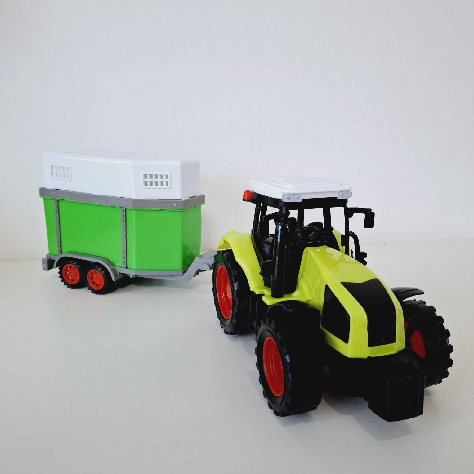 Traktor z przyczepą dla konika