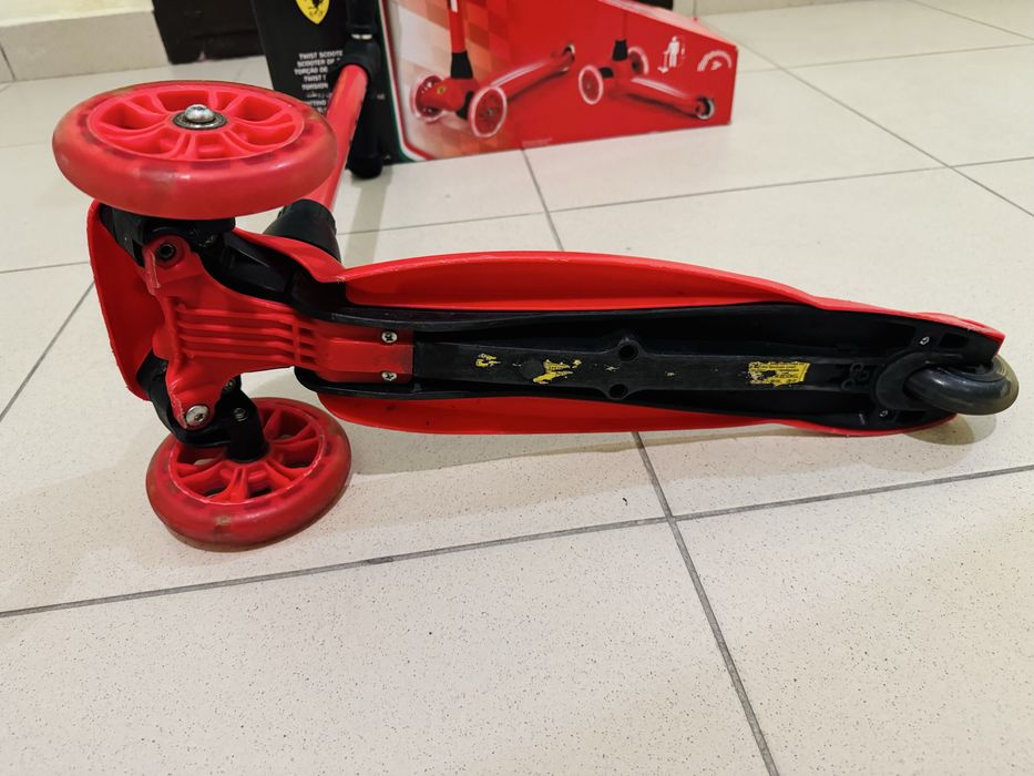 Самокат дитячий Mesuca Ferrari червоний унісекс