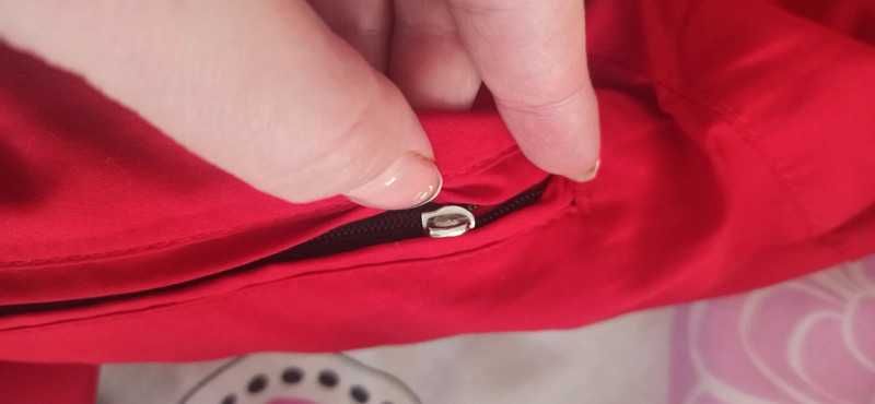 Czerwona bluza na suwak Adidas w rozmiarze L
