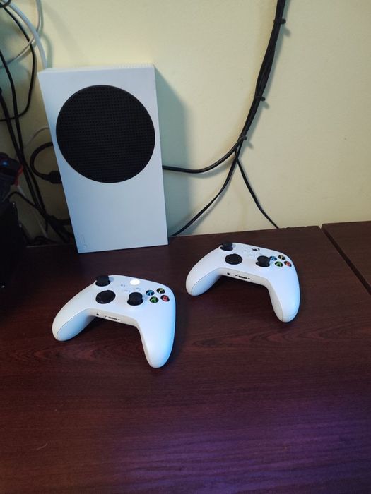 Xbox series S 2 геймпади