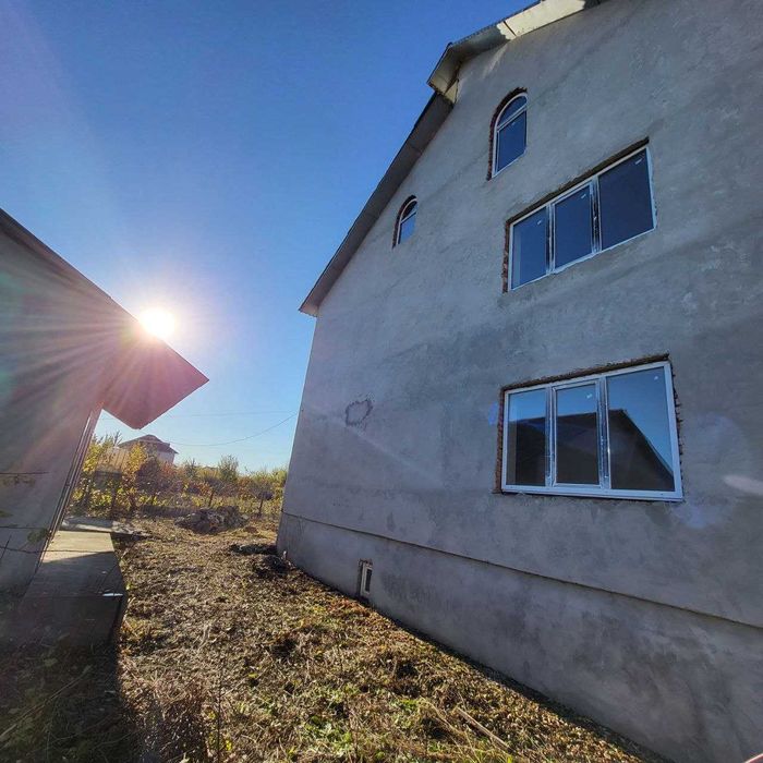 Продаж 2 поверхового будинку з літньою кухнею, гаражем та госп. приміщ