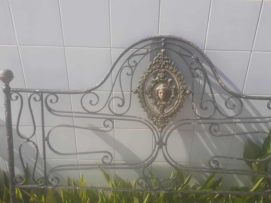 Camas de ferro antigas sem estrado e sem colchão .