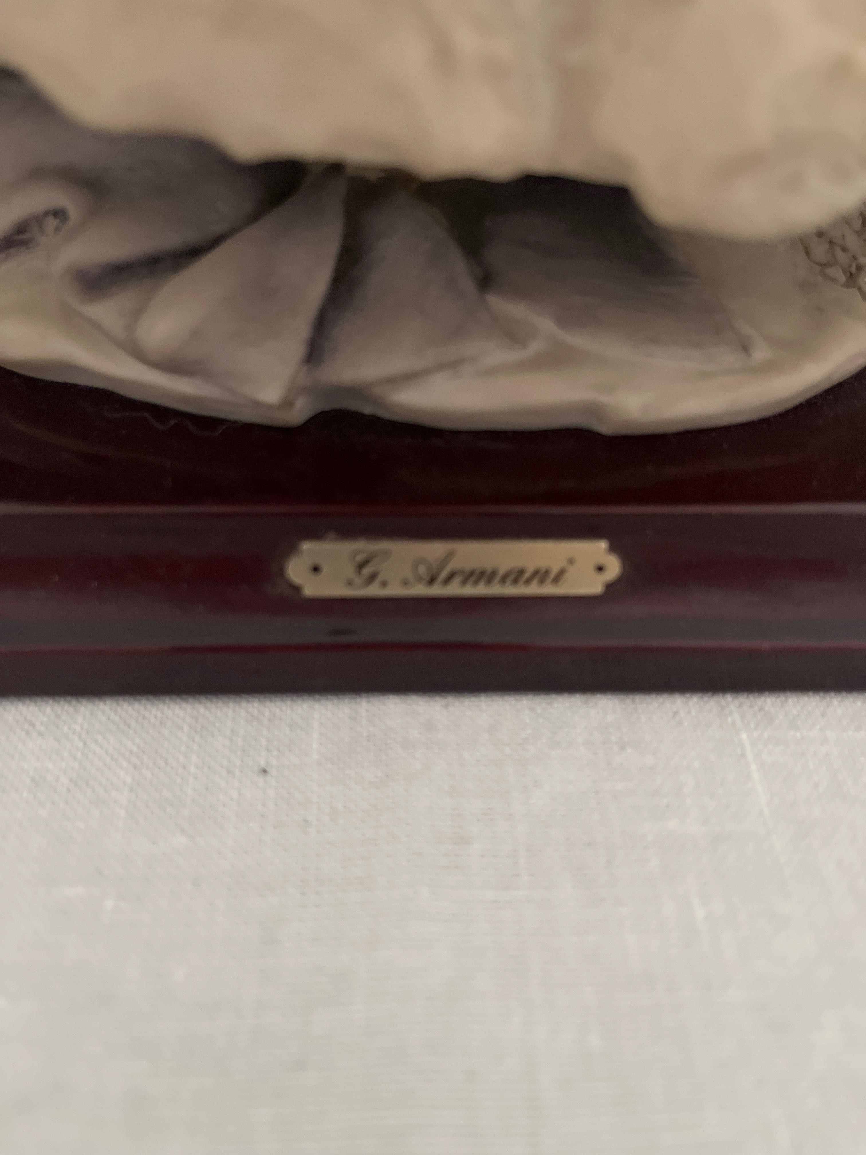 Peça em porcelana G. Armani