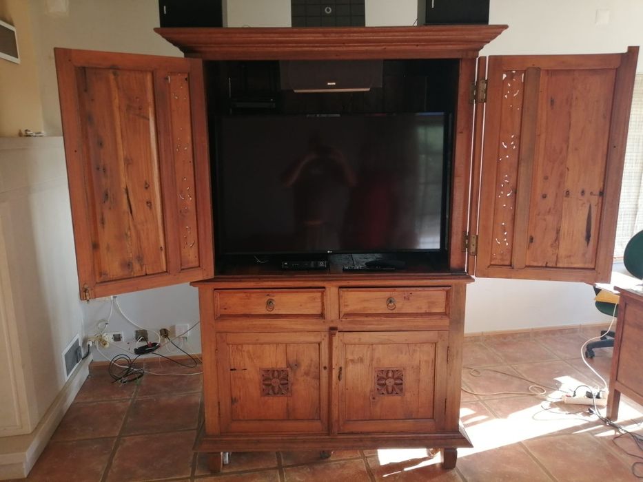 Armário com 4 portas e 2 gavetas