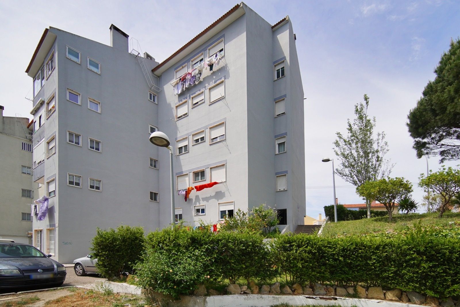 Armazém com apartamento independente