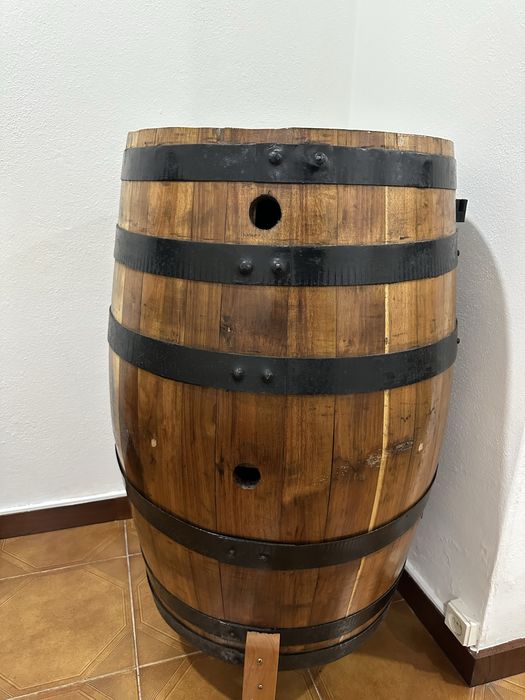 Barril em madeira com detalhes em ferro